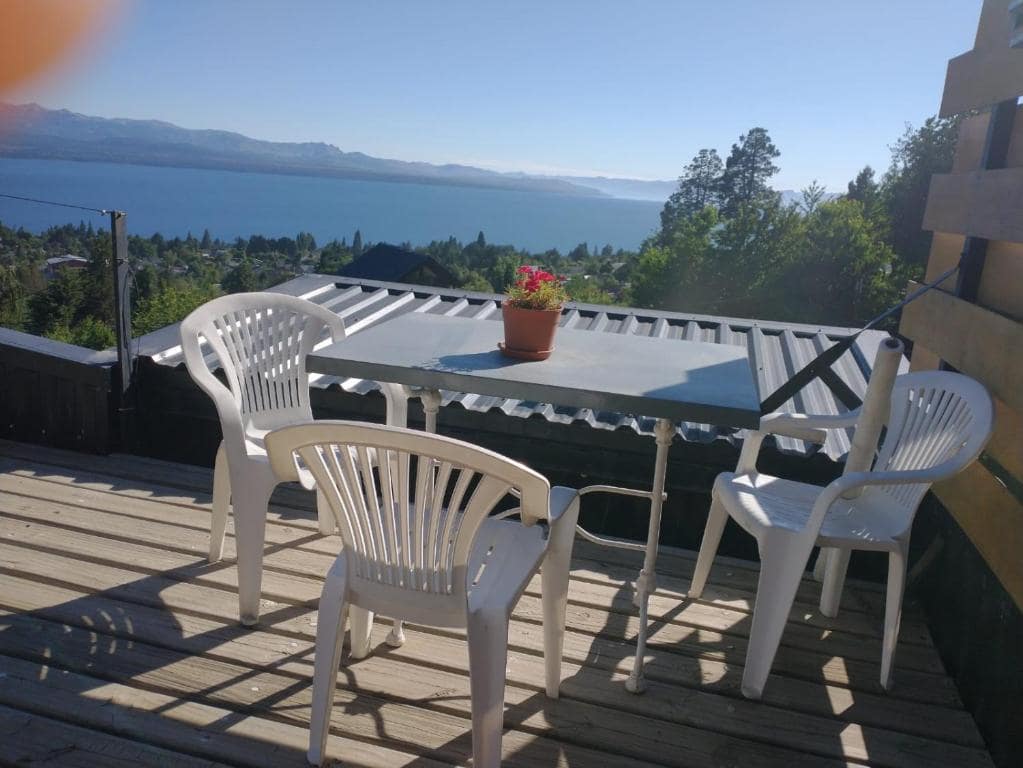 Cabañas frente al Lago Nahuel Huapi