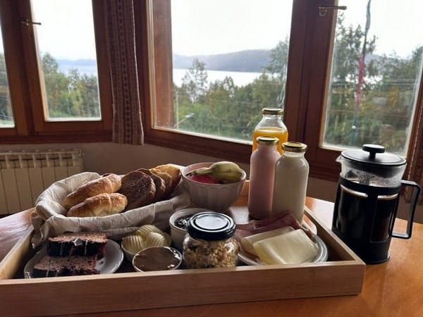 Desayuno en la cabaña en Bariloche