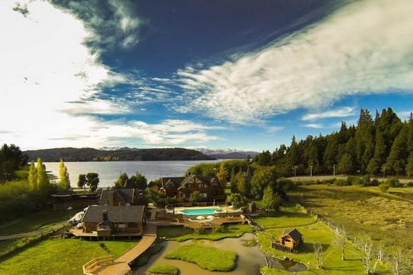 cabañas frente al lago, la campiña bariloche